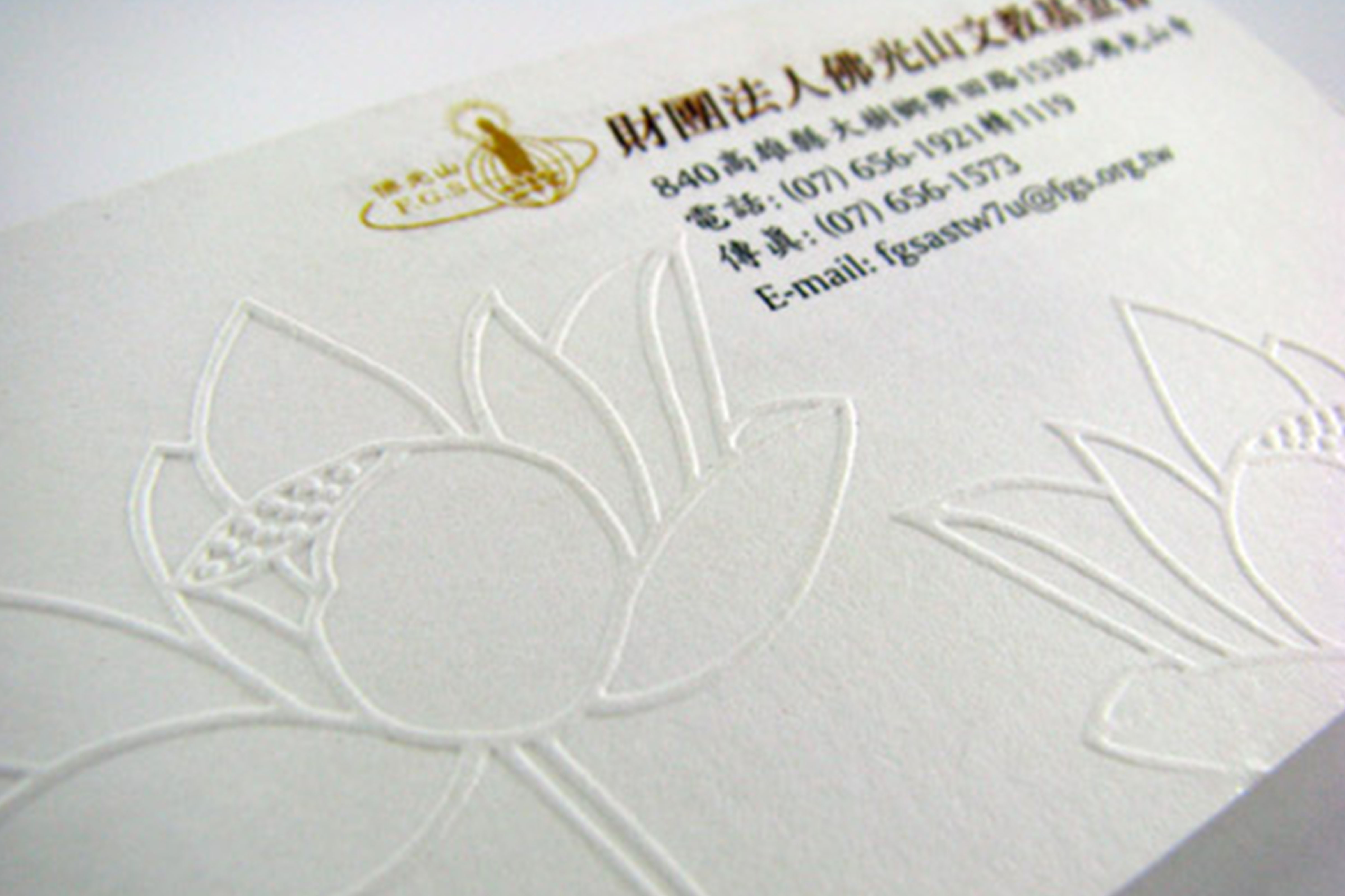 名片設計的中心思想是品牌氛圍與精神,所以讓商標LOGO設計進入其中是相當重要的課題,唯有如此品牌意象才會有「主詞」,因為無論是LOGO符號、名片、DM設計等都是對品牌來說都是「形容詞」的範疇,從標誌設計LOGO之中提起元素,一方面可以讓品牌視覺更加一致之外,即使將LOGO遮擋也可以知道是哪個品牌的名片設計提升信任度,同時能獲得服務的機會與認同「你」的專業。